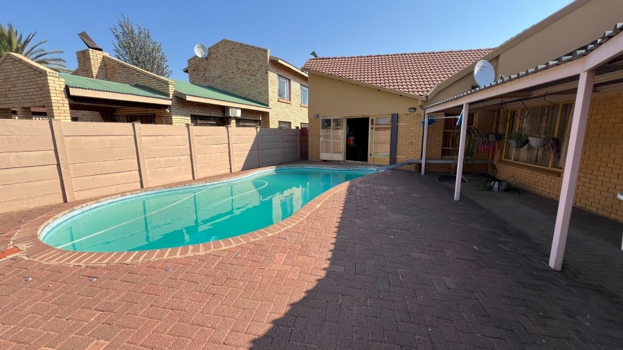 4 Bedroom Property for Sale in Langenhovenpark Free State